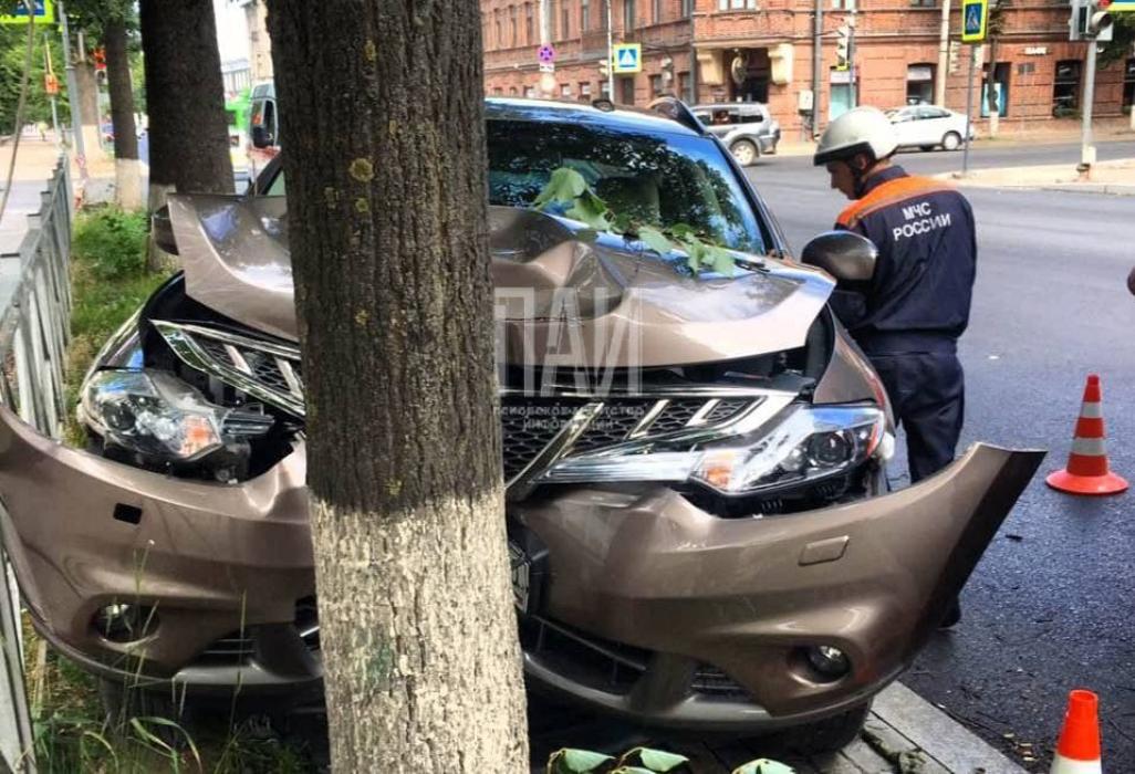 Стало плохо за рулем: пскович въехал в дерево в центре города