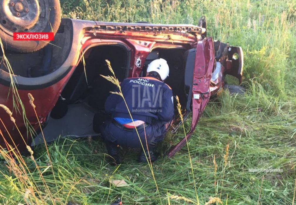 Автомобиль несколько раз перевернулся и вылетел в кювет в Псковском районе 