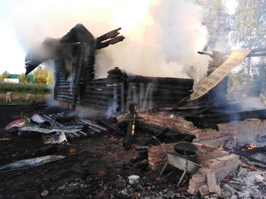 Около семи часов тушили пожар в Гдовском районе