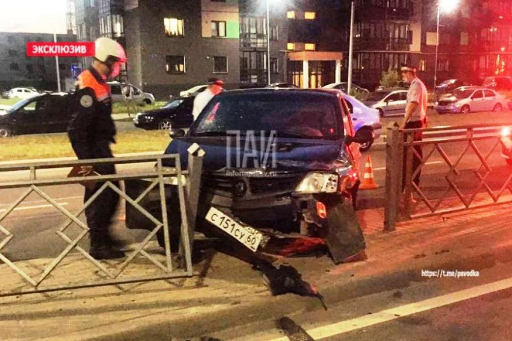 В Пскове иномарка врезалась в дорожное ограждение