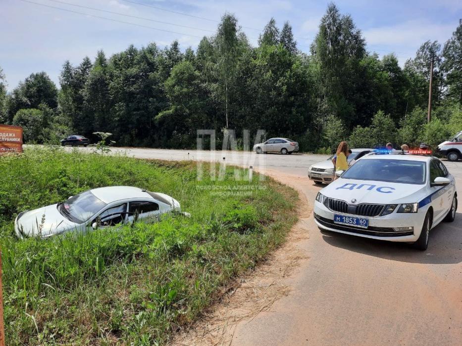 По дороге за клубникой компания на Kia Rio попала в ДТП в Гдовском районе