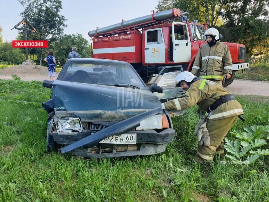 В Плюсском районе столкнулись два легковых авто