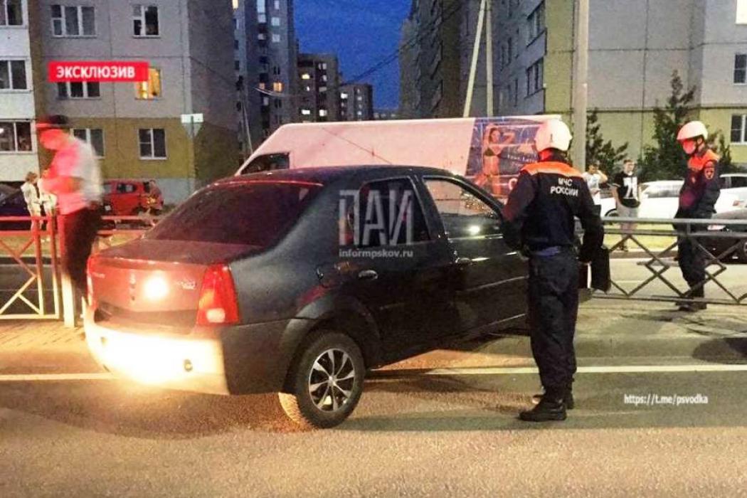 В Пскове иномарка врезалась в дорожное ограждение