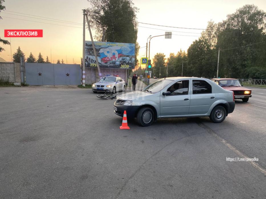 Фото с места происшествия: велосипедист попал под колёса автомобиля в Пскове 