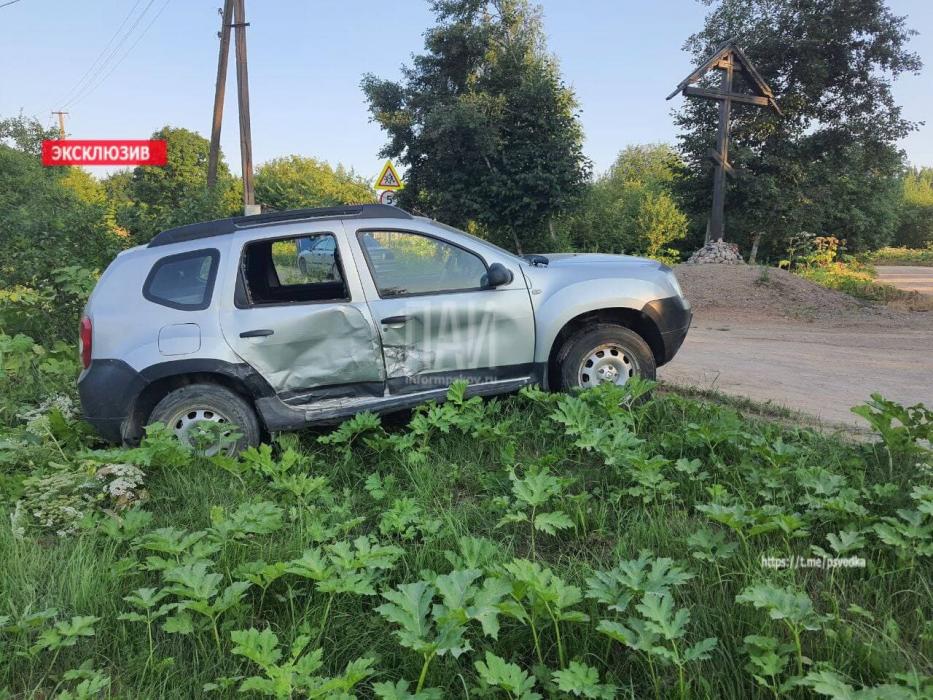 В Плюсском районе столкнулись два легковых авто