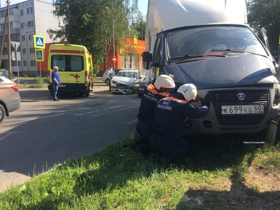 Столкновение двух автомобилей на улице Розы Люксембург, 22. 