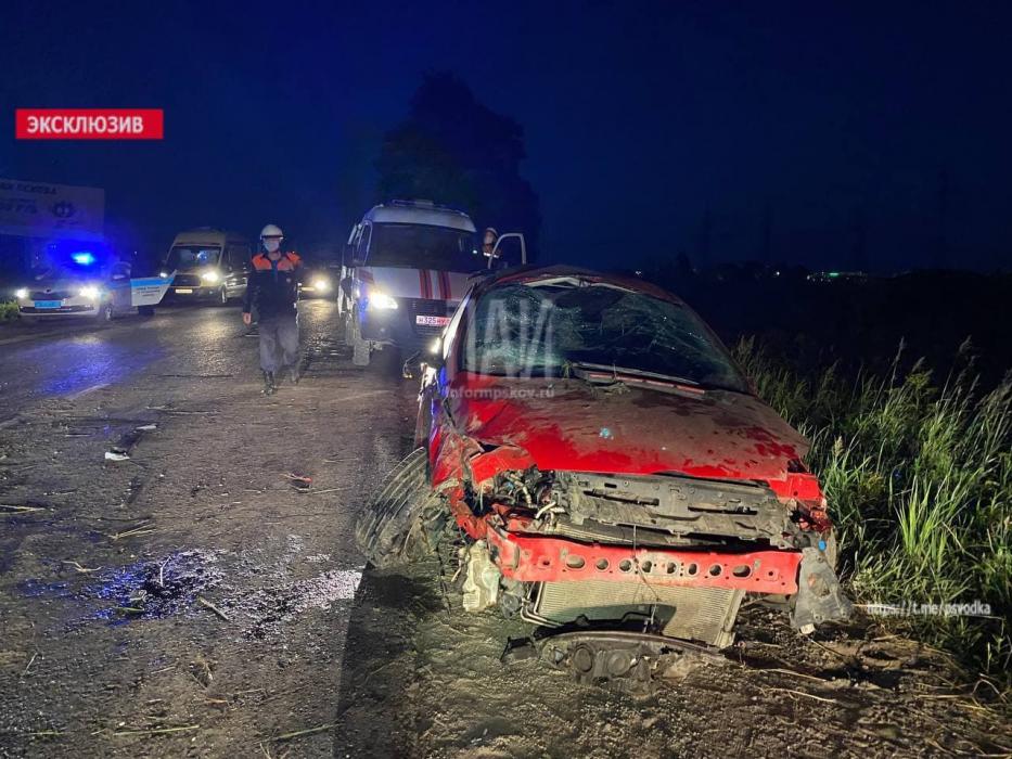 Женщина пострадала при опрокидывании автомобиля под Псковом 