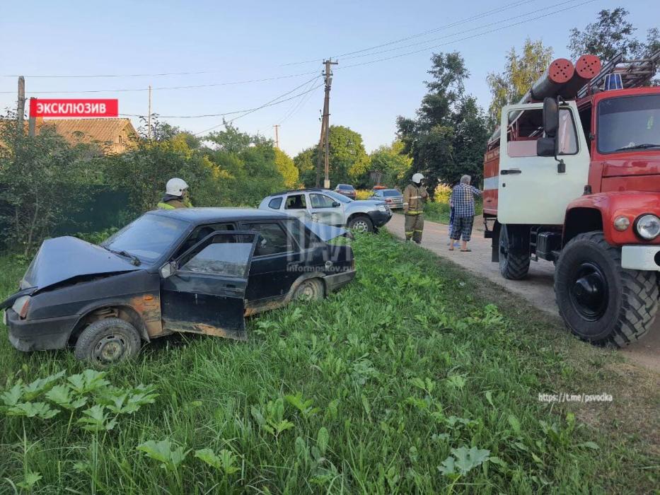 В Плюсском районе столкнулись два легковых авто