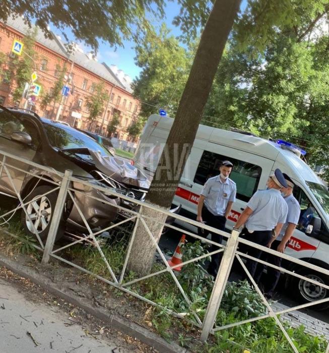 Стало плохо за рулем: пскович въехал в дерево в центре города