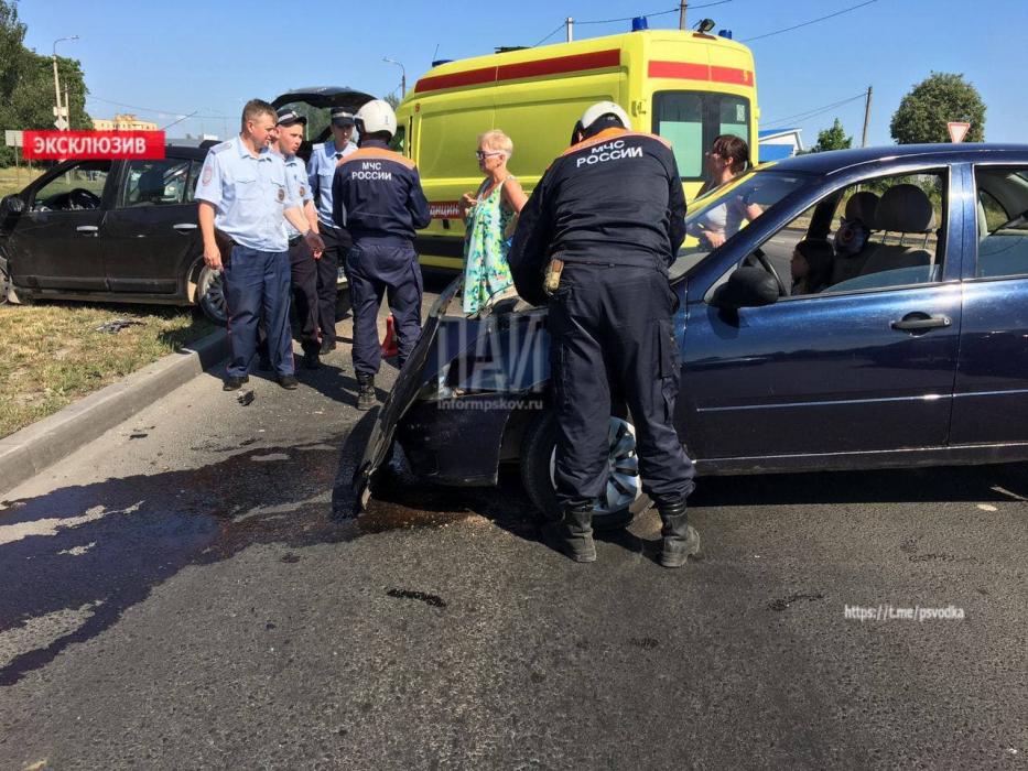 Мужчина пострадал в результате ДТП на улице Великорецкой в Пскове