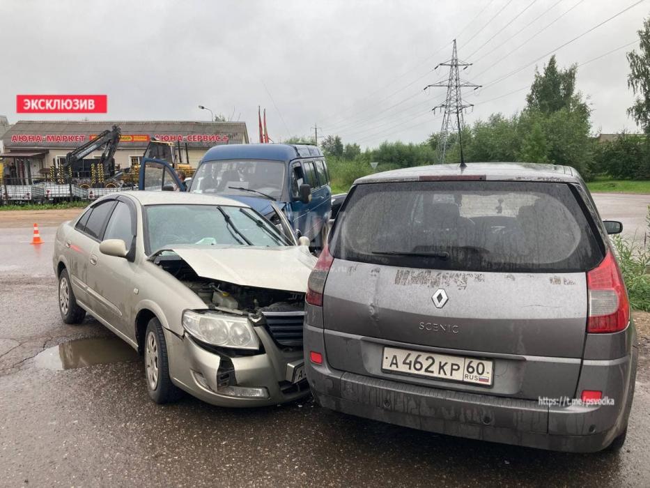 Три автомобиля столкнулись в Великолукском районе