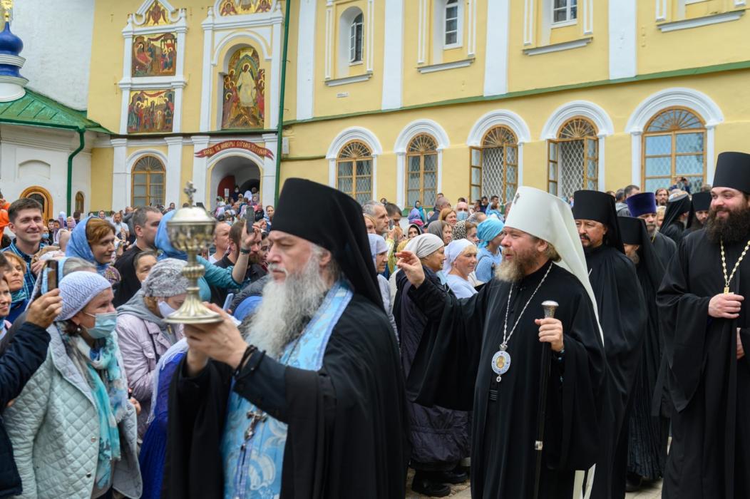 В Псково-Печерском монастыре совершили традиционный крестный ход