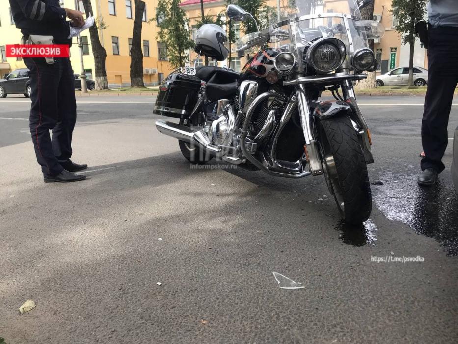 Мотоциклист попал в ДТП на Октябрьском проспекте в Пскове