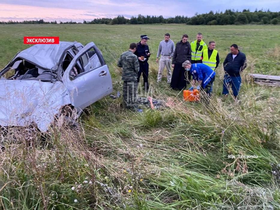 Внедорожник опрокинулся в кювет в Печорском районе