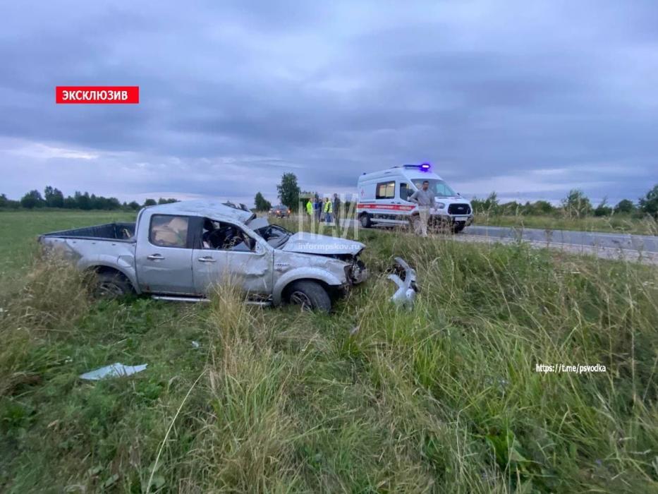 Внедорожник опрокинулся в кювет в Печорском районе