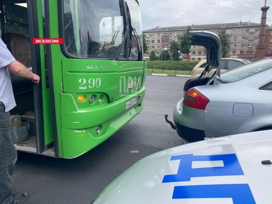ДТП с рейсовым автобусом в Пскове