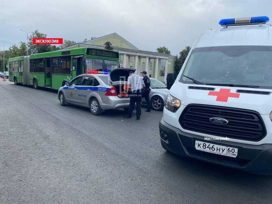 ДТП с рейсовым автобусом в Пскове