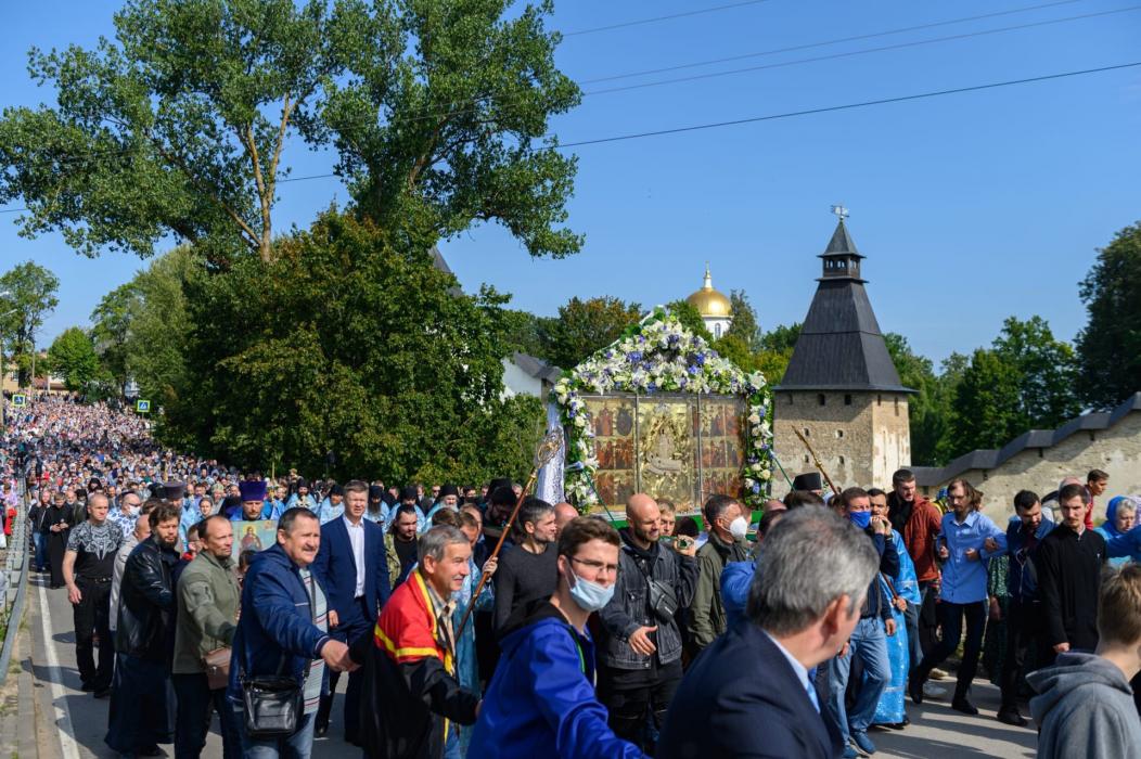 В Псково-Печерском монастыре совершили традиционный крестный ход