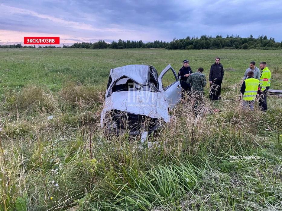 Внедорожник опрокинулся в кювет в Печорском районе