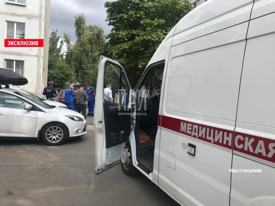 Ребенка на велосипеде сбили во дворе жилого дома в Пскове