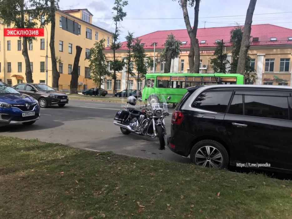 Мотоциклист попал в ДТП на Октябрьском проспекте в Пскове