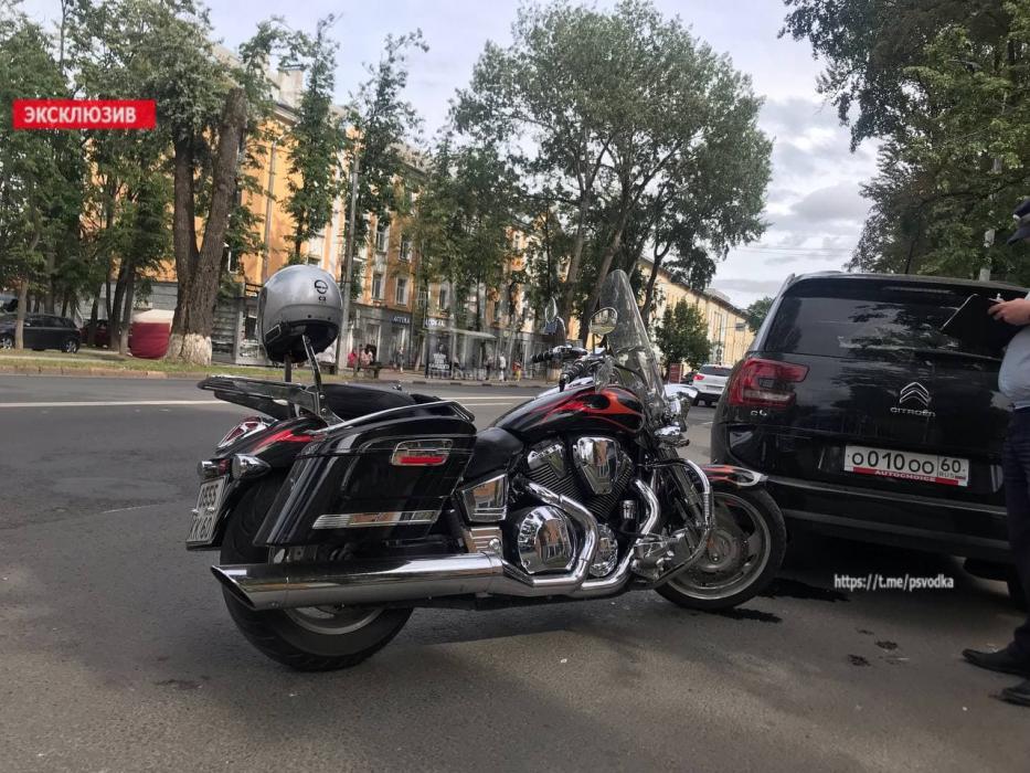 Мотоциклист попал в ДТП на Октябрьском проспекте в Пскове