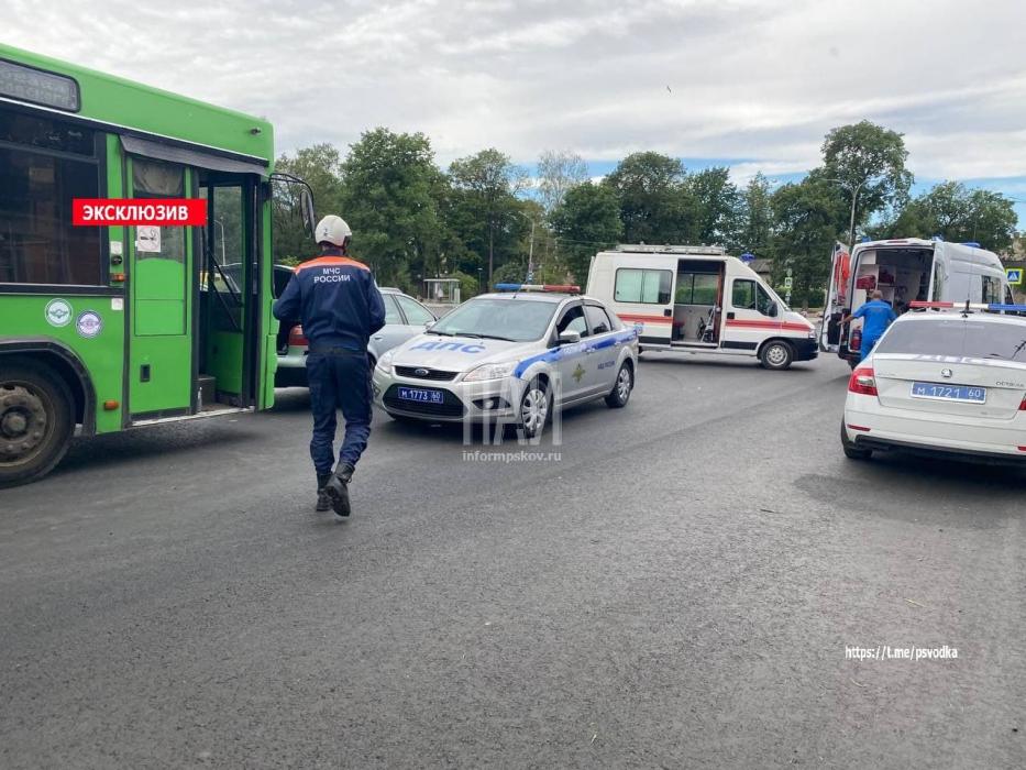 ДТП с рейсовым автобусом в Пскове