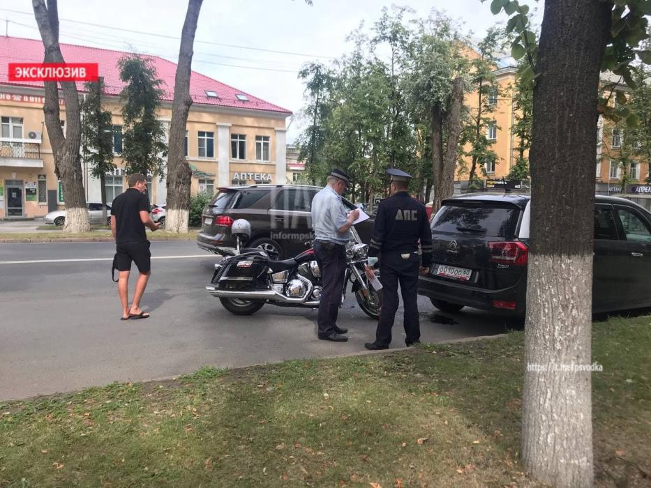 Мотоциклист попал в ДТП на Октябрьском проспекте в Пскове