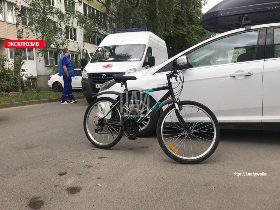 Ребенка на велосипеде сбили во дворе жилого дома в Пскове