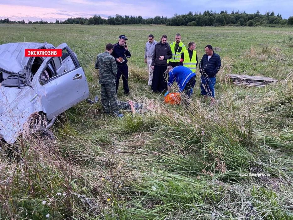 Внедорожник опрокинулся в кювет в Печорском районе