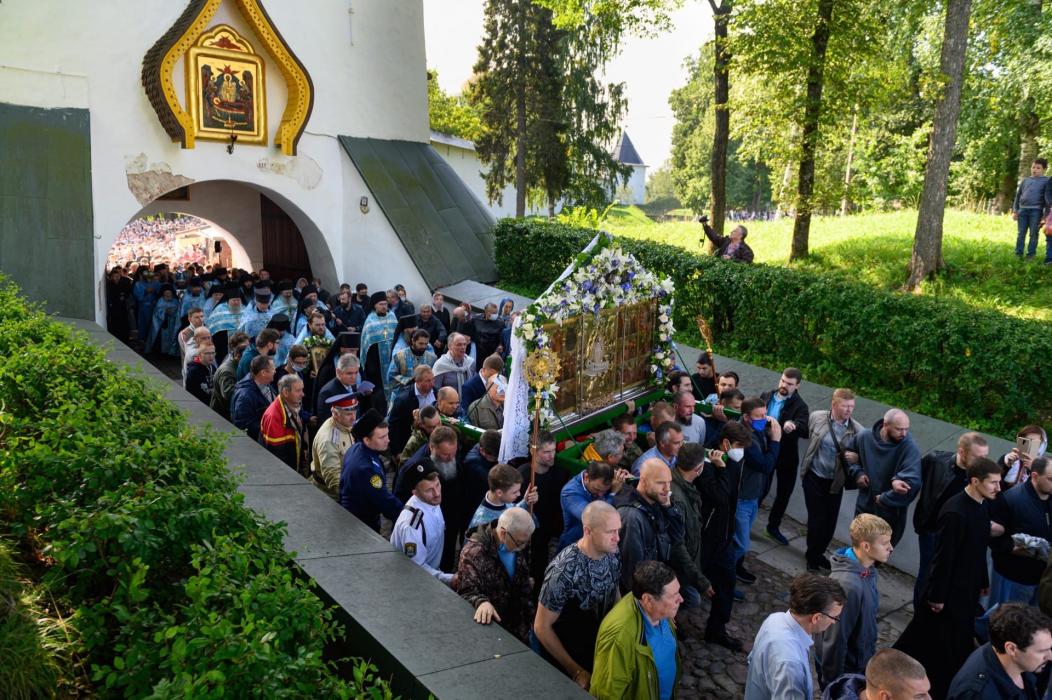 В Псково-Печерском монастыре совершили традиционный крестный ход