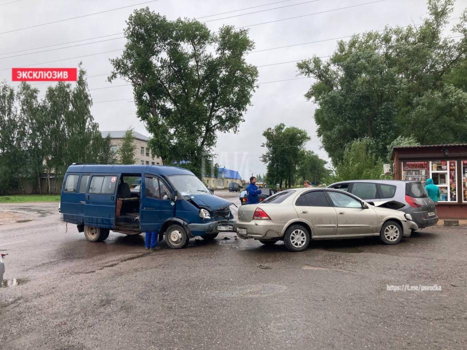 Три автомобиля столкнулись в Великолукском районе