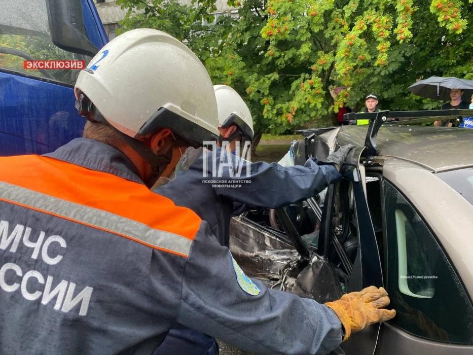 ДТП на пересечении улиц Западной и Байкова в Пскове.