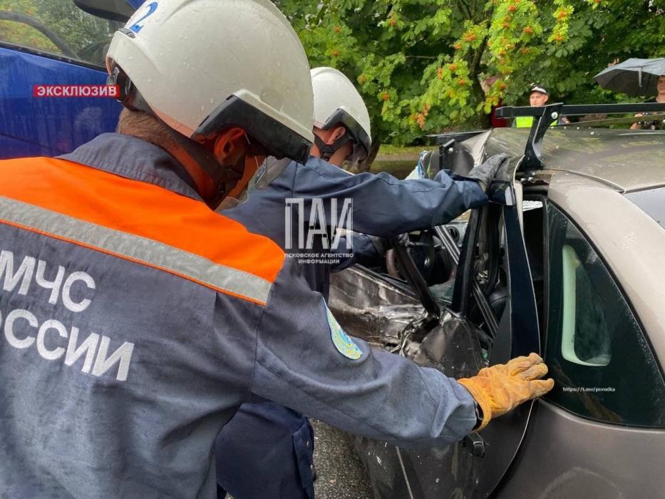 ДТП на пересечении улиц Западной и Байкова в Пскове.