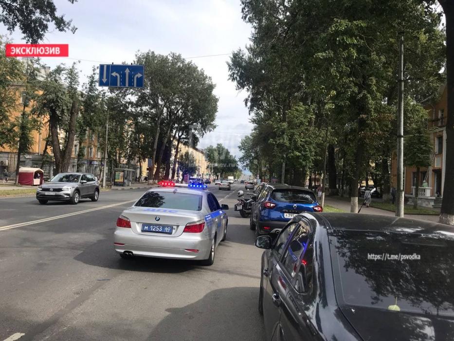 Мотоциклист попал в ДТП на Октябрьском проспекте в Пскове