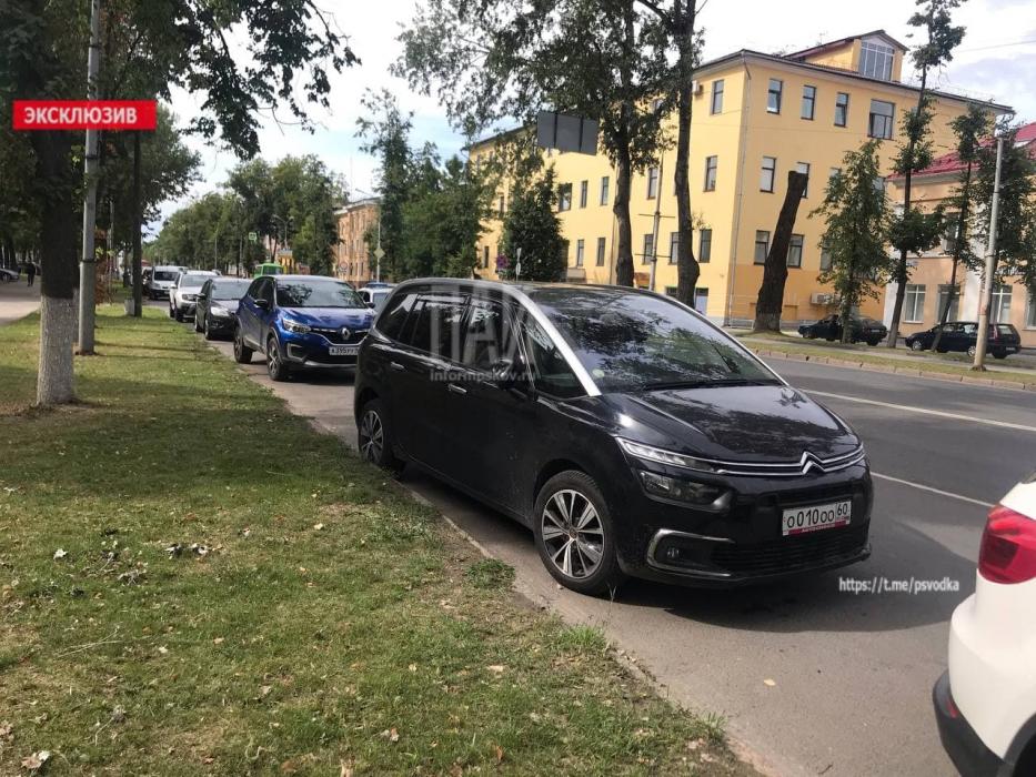 Мотоциклист попал в ДТП на Октябрьском проспекте в Пскове
