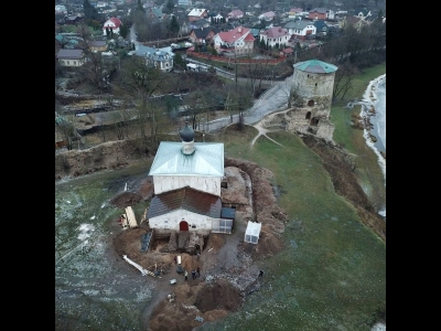 Раскоп у храма Козьмы и Дамиана с Гремячей горы. Фото: Фото со страницы Археологического центра Псковской области в Instagram.