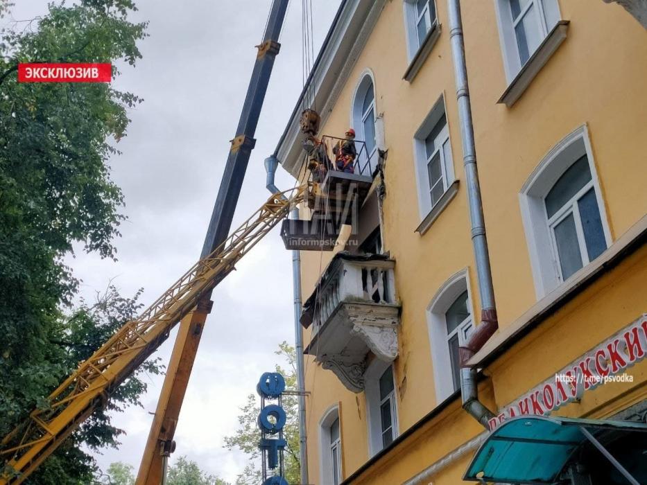 Демонтаж балконов на Октябрьском, 15