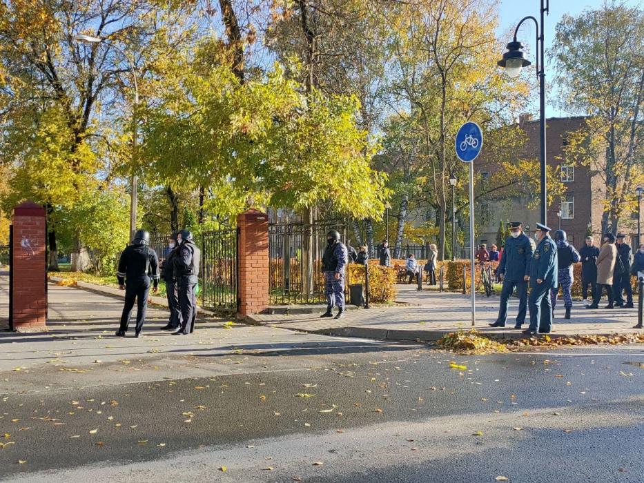 Спецслужбы проверяют сообщение о минировании гуманитарного лицея в Пскове