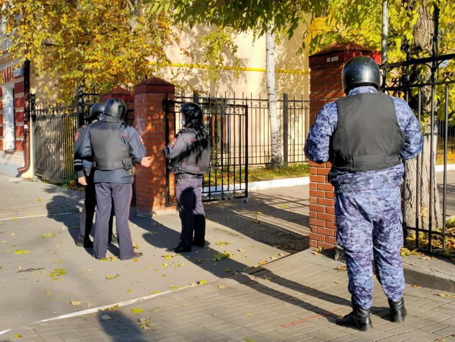 Спецслужбы проверяют сообщение о минировании гуманитарного лицея в Пскове
