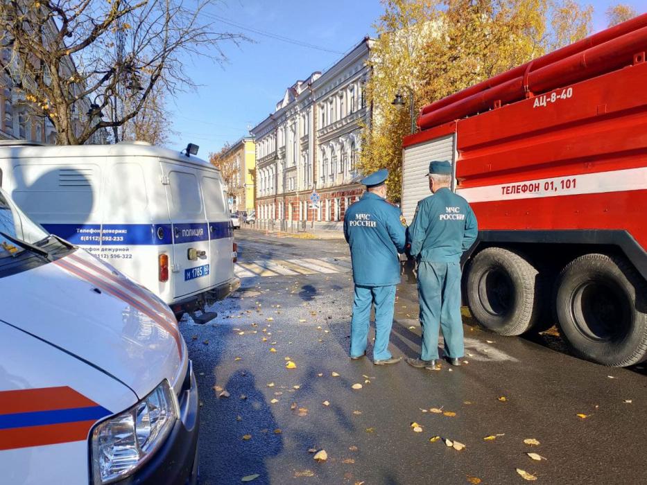 Спецслужбы проверяют сообщение о минировании гуманитарного лицея в Пскове