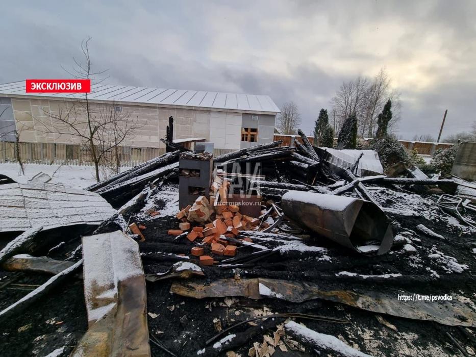 Публикуем фотографии с места возгорания в деревне Красная Горка Стругокрасненского района. 