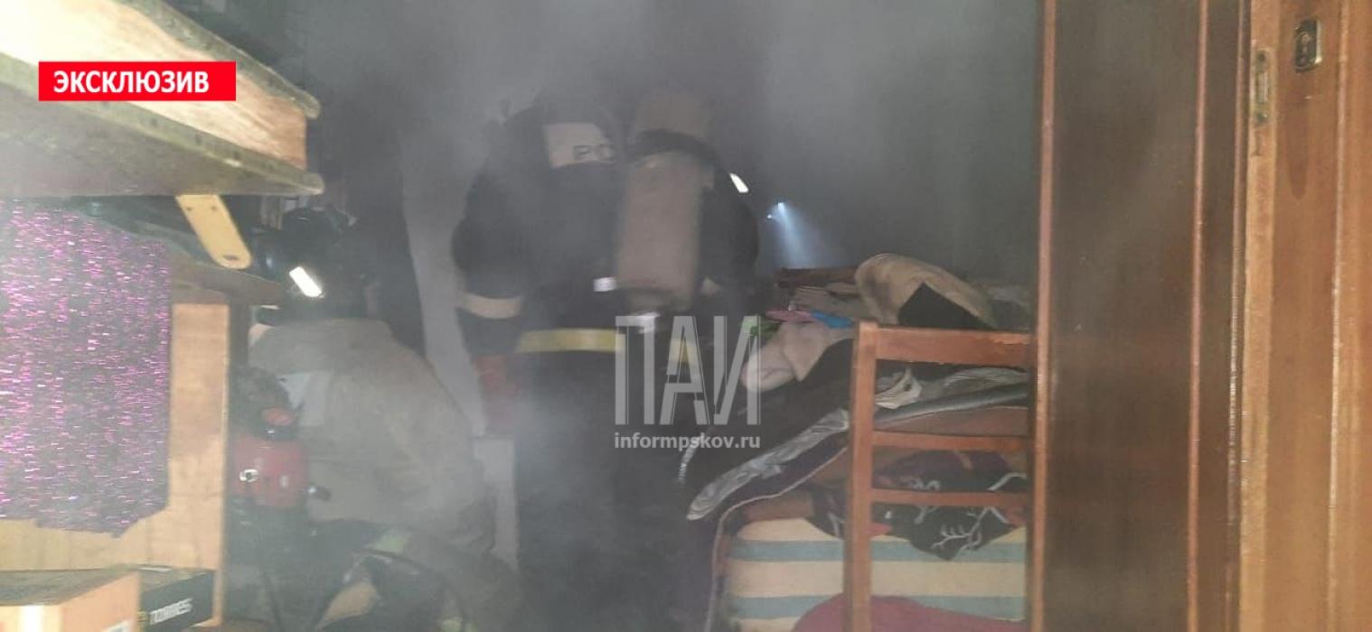 Жилой дом загорелся в Порховском районе