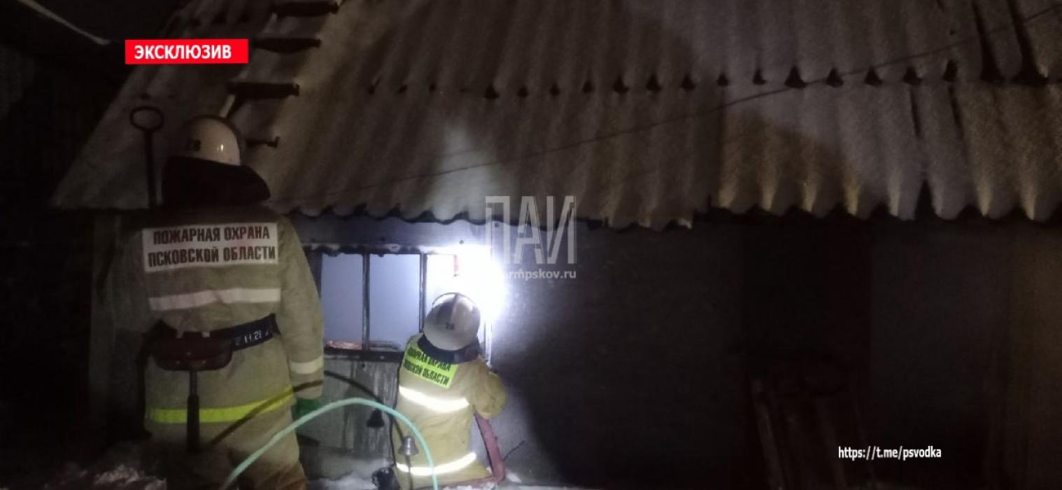 В городе Пыталово загорелась баня