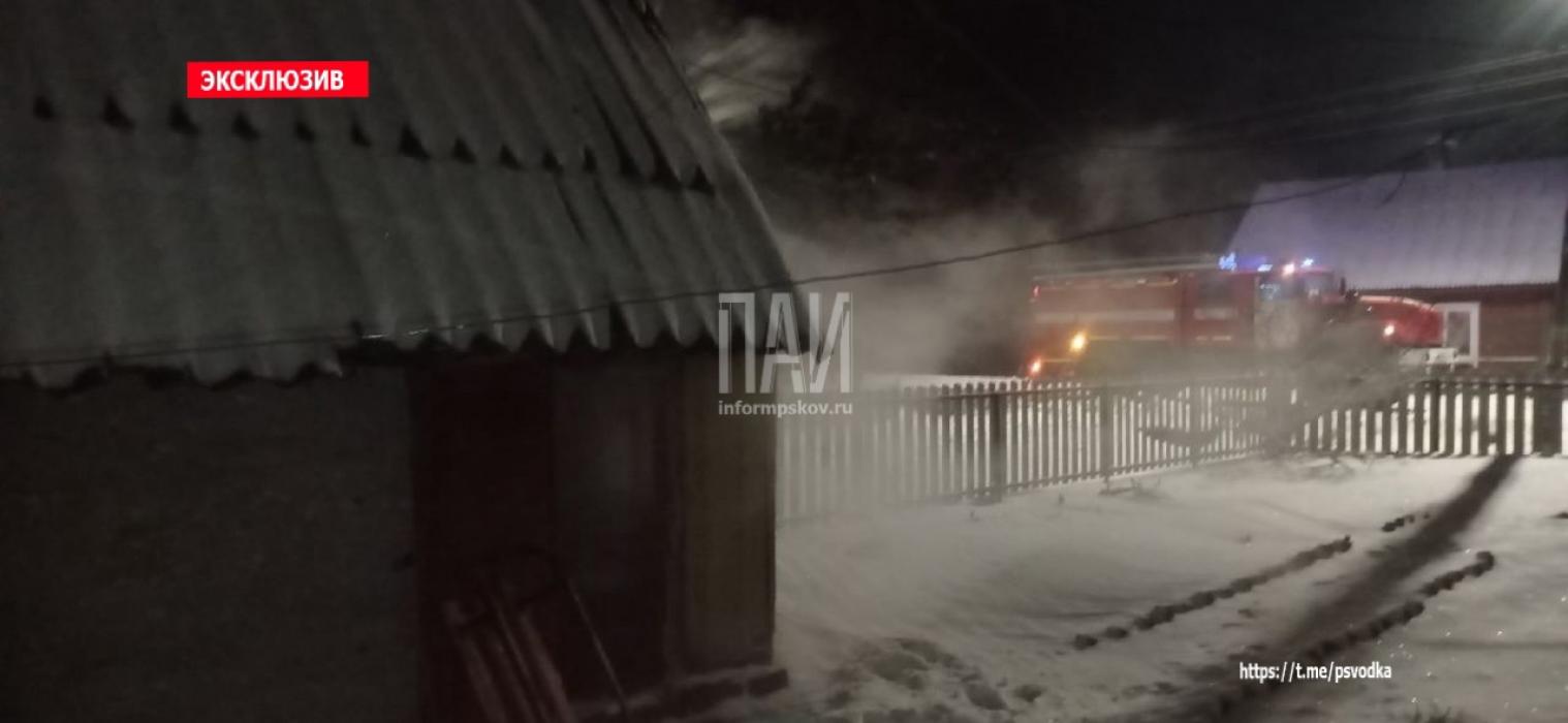 В городе Пыталово загорелась баня