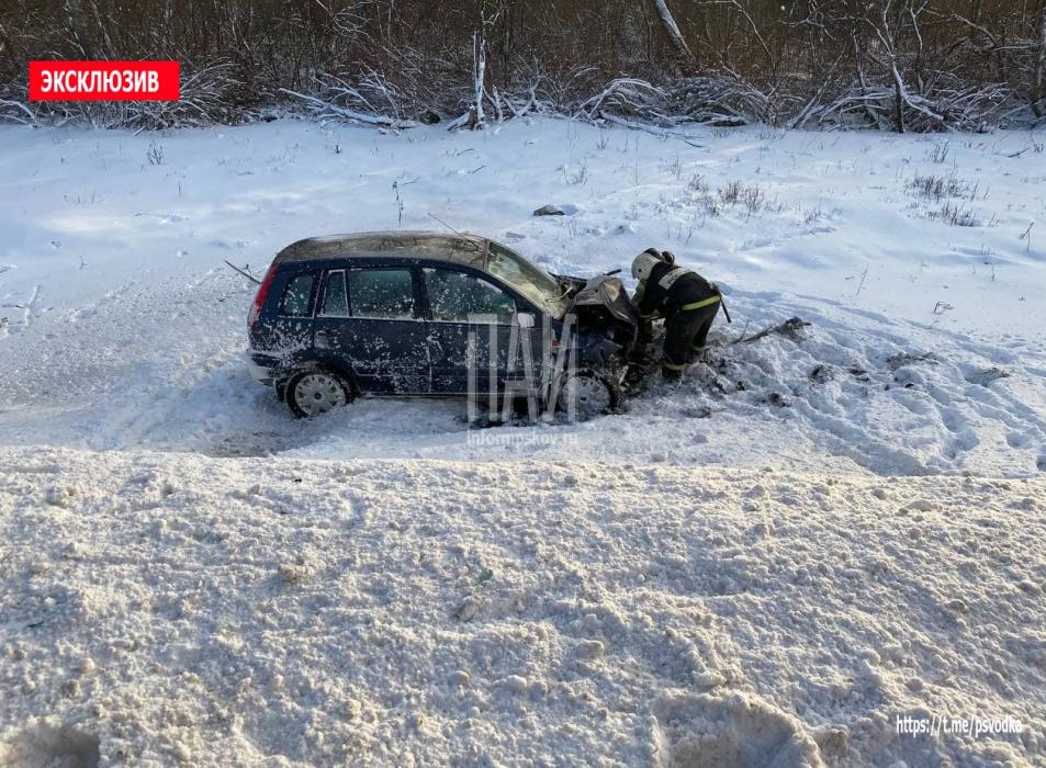 Фоторепортаж с места ДТП в Псковском районе.
