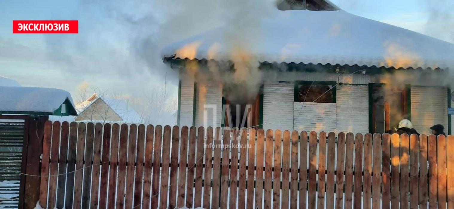 Жилой дом загорелся в Порховском районе