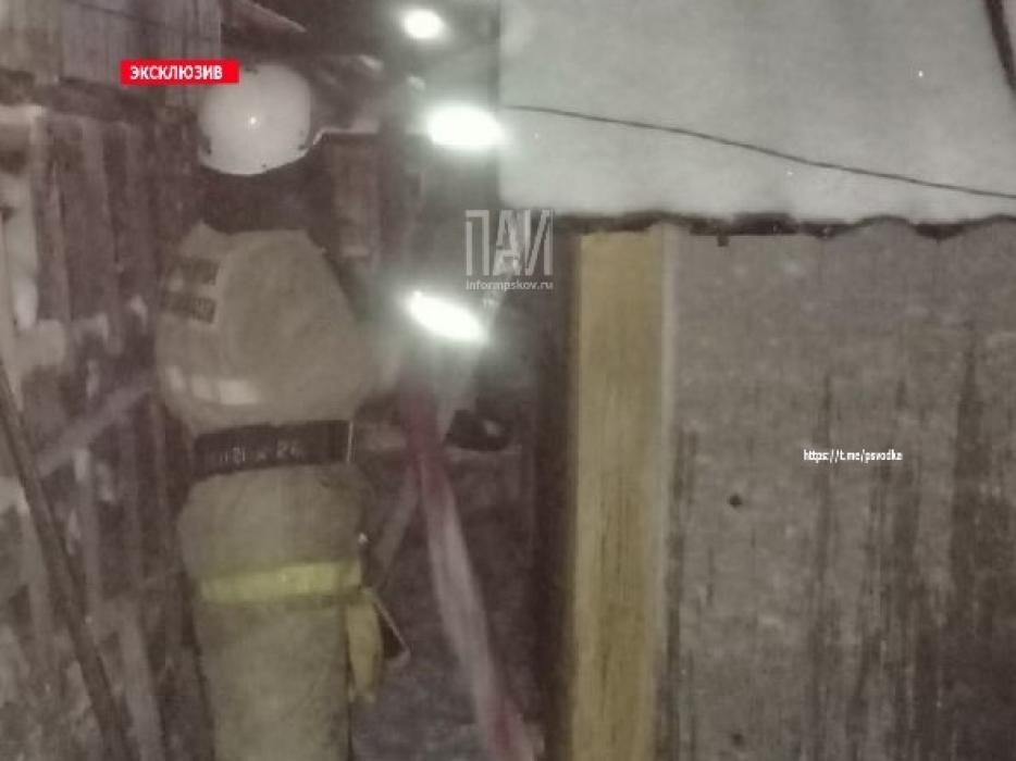 В городе Пыталово загорелась баня