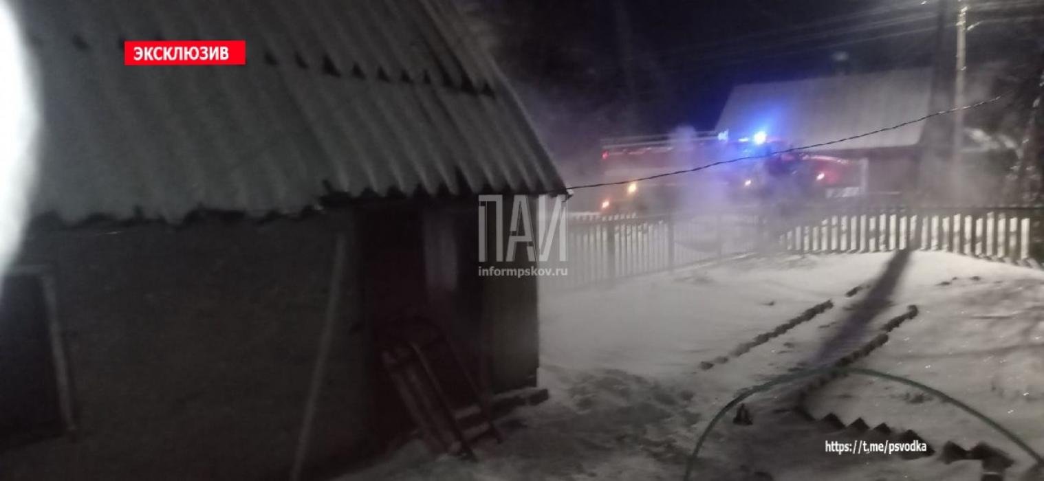 В городе Пыталово загорелась баня