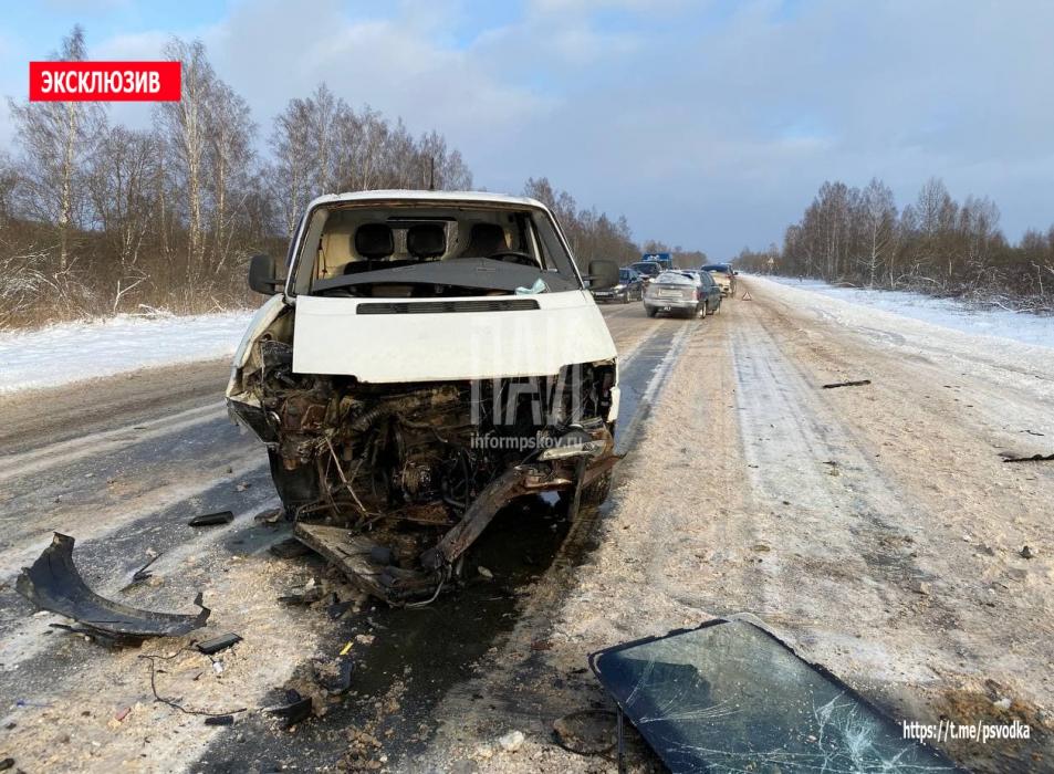 Фоторепортаж с места ДТП в Псковском районе.